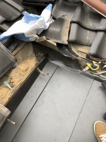 瓦屋根谷板出口取り合い