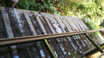 ポリカ屋根樋掃除