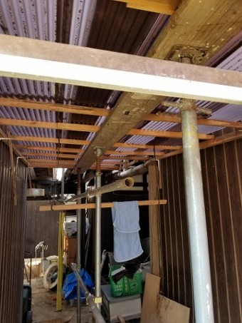 足場工事ポリカ屋根下