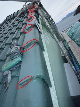 具で穴あけ・袖瓦コーキング