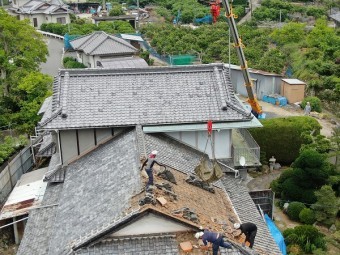 もっこうに瓦ガラを入れる