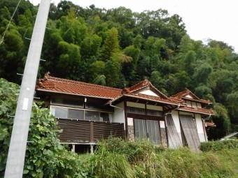 和瓦の谷からの雨漏り