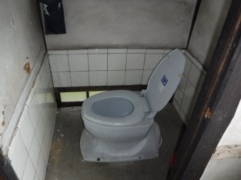 汲み取り式和式トイレ