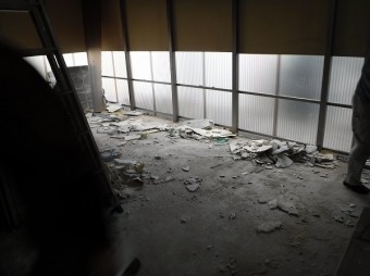 屋根飛散倉庫内