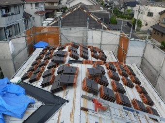 葺き替え工事2階屋根瓦揚げ