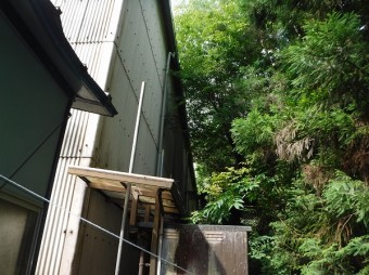 足場竪パイプ・ポリカ波板貫通