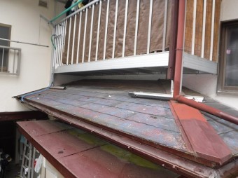 玄関上スレート屋根