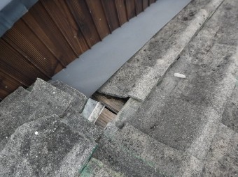 棟際セメント瓦破損
