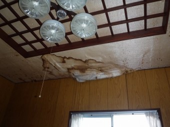 天井から雨染み