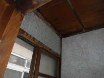 1階トイレ天井雨シミ