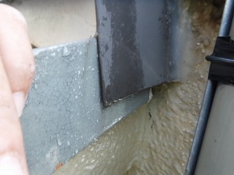 ケラバ水切り壁際穴