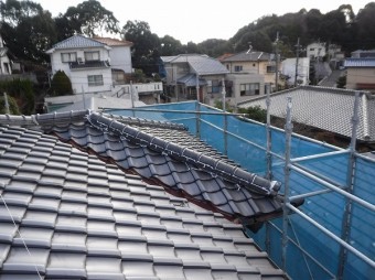 隅棟コーキングまみれ、谷板錆びだらけ