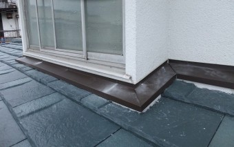 軽量瓦(ルーガ)の壁際水切り