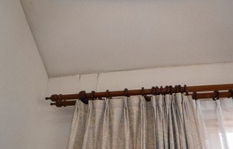 雨漏りクロス浮き