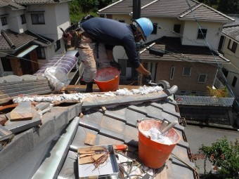 瓦屋根の新しい隅棟工事