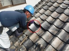 瓦の差し替え中