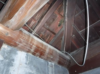 雨漏り屋根裏