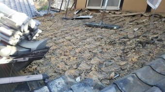 1階瓦屋根の赤土