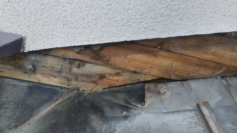 壁の中雨染み跡