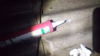 釘穴補修コーキング