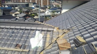 谷板板金差替え工事の為の棟解体工事