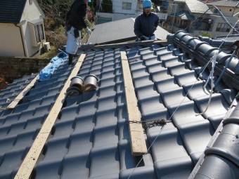 瓦屋根に足場準備