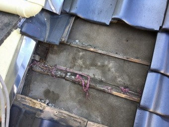 I瓦撤去、雨水侵入跡