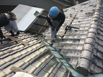 谷板交換工事前足場取り付け