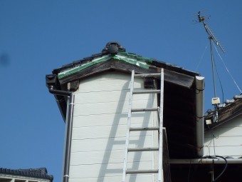 袖瓦下のしっくい詰め