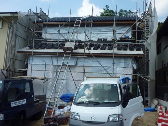 1階屋根瓦揚げ