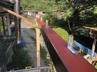 桁代わりの鉄骨に金物