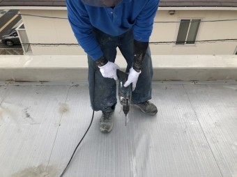 工具にて下地穴開け