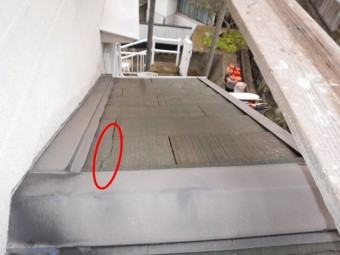 玄関上、割れアリ