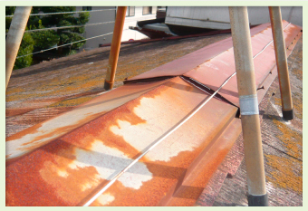 棟板金の表面の塗装の劣化がサビの原因に