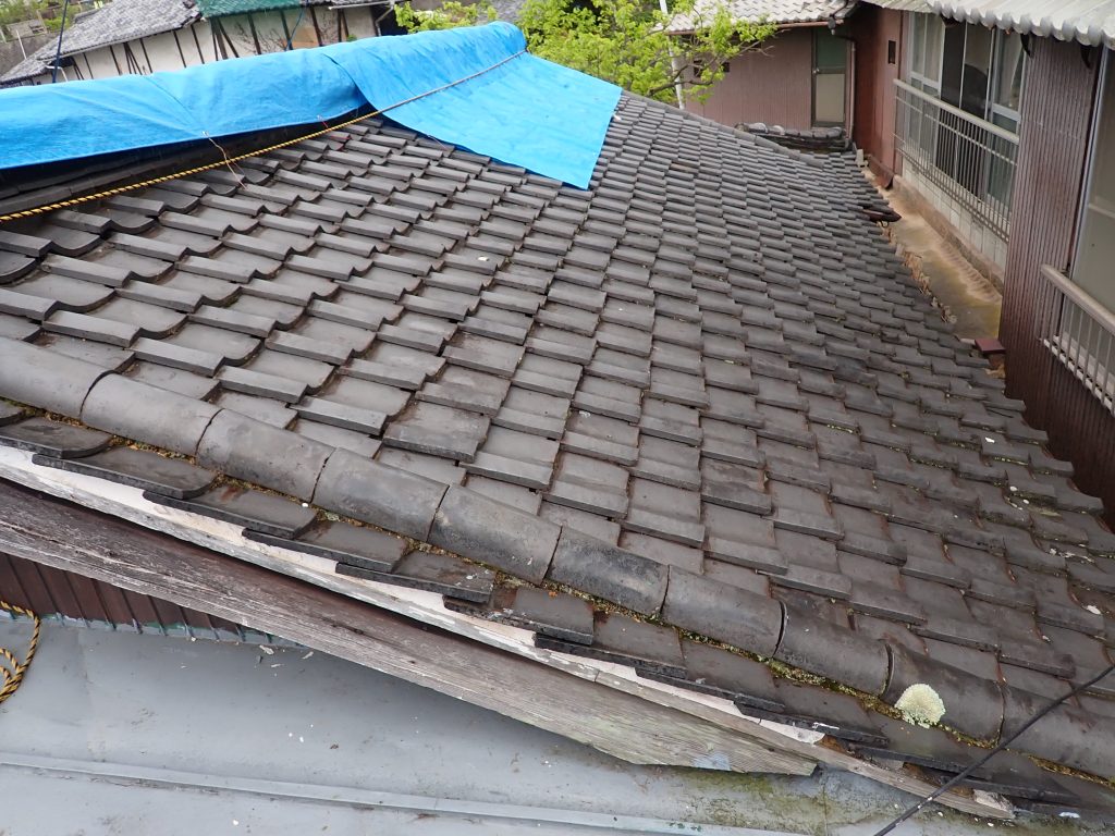 瓦屋根全体と軒先の傷み