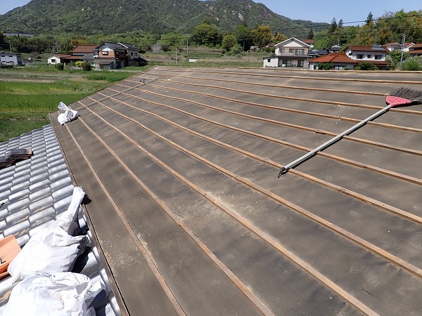 東広島市　瓦屋根葺き替え　納屋　古瓦降ろし