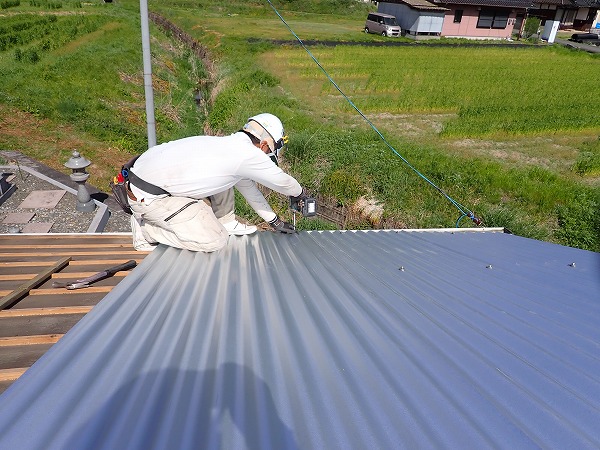 金属屋根材の施工（葺き上げ作業）