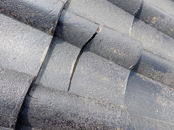 深い亀裂の入った瓦の発見