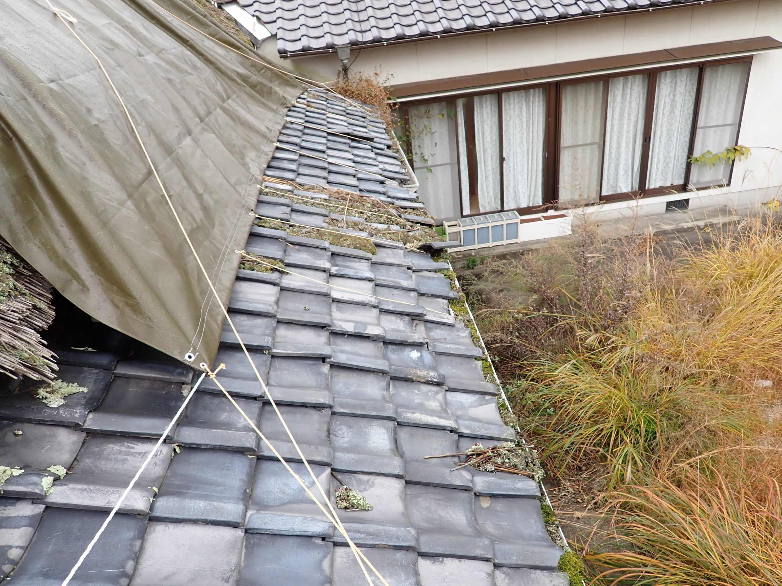 シート養生と瓦屋根周辺の状態