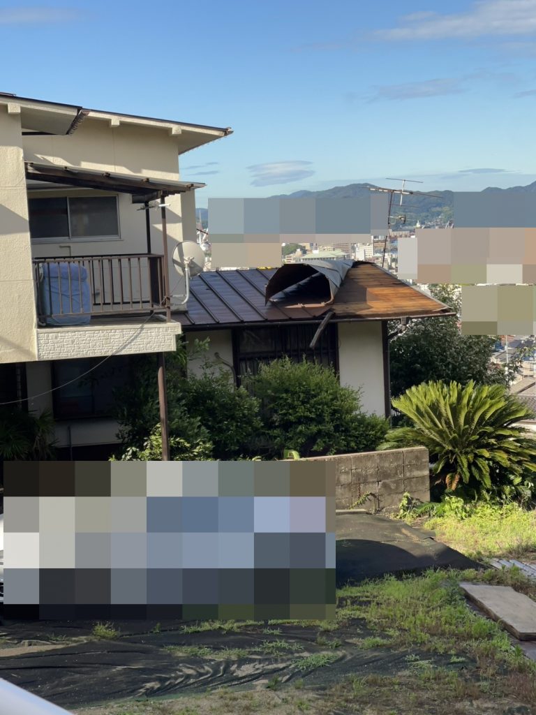 広島県呉市で台風被害を受けた1階瓦棒板金屋根を調査、板金屋根のめくれと下地露出を確認